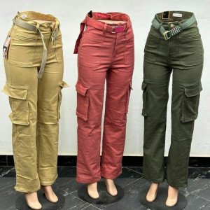 Calças jeans e Boyfriend disponíveis por 900 e 1100 Mts!