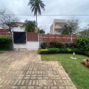 Arrenda-se moradia t4; ➡️ 1 quarto suite; ➡️ 2 casas de banho; ➡️ 2 Salas; ➡️ Piscina;
