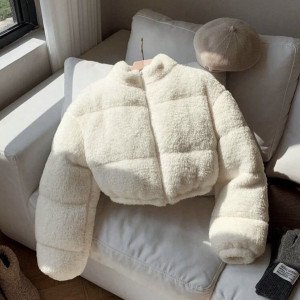 Casaco Puffer Cropped em Pelúcia